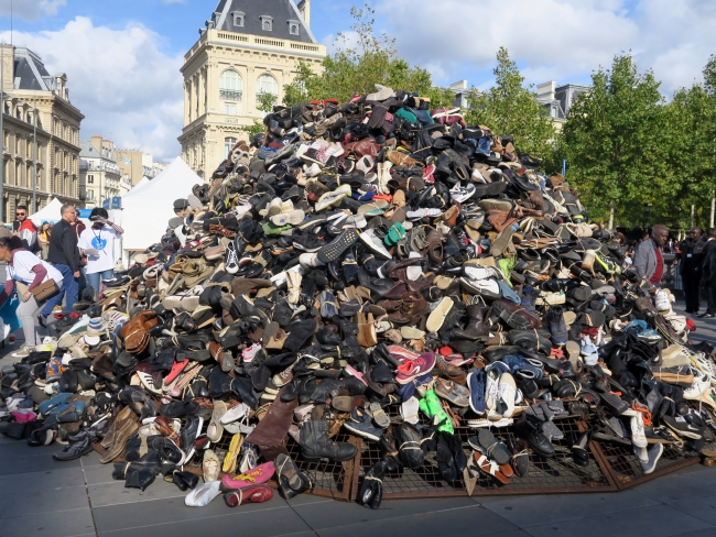 Paris'te mayın ve bomba kurbanlarına destek için ayakkabı piramidi